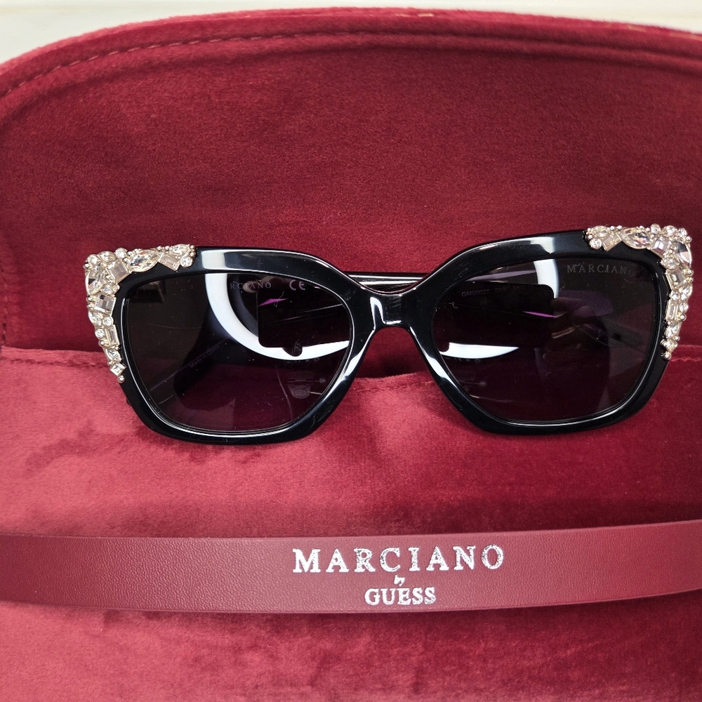 Guess by Marciano Black Sunglasses - Picture 13 of 14